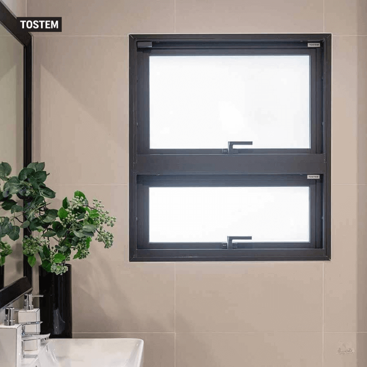 Cửa sổ mở hất TOSTEM tạo độ thông thoáng phòng tắm mà vẫn giữ được sự riêng tư và an toàn