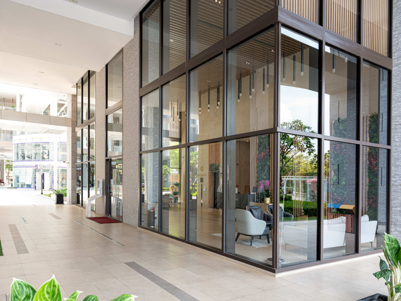 Không cần nhiều lớp kính, TOSTEM vẫn mang đến không gian yên tĩnh, bền bỉ & dễ lau chùi