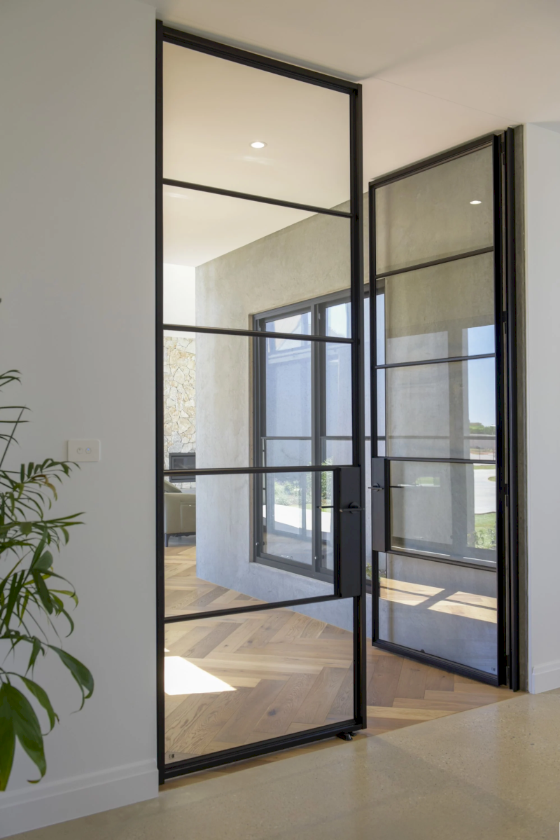 Mẫu cửa 2 cánh mở quay màu đen cho biệt thự hiện đại (Nguồn ảnh: Internet)