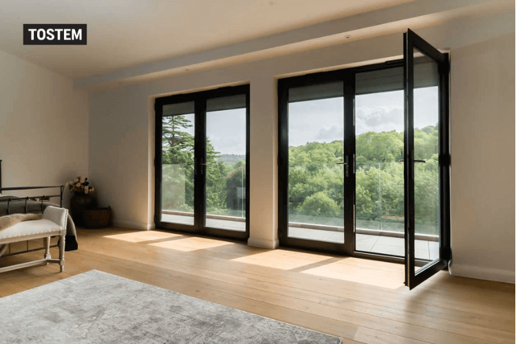 Mẫu cửa đi mở quay 2 cánh mở trong tối ưu không gian ngoài ban công nhỏ