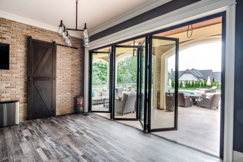 Phối cảnh tổng thể villa sang trọng với hệ cửa kính 2 lớp xếp trượt (Nguồn ảnh: Internet)