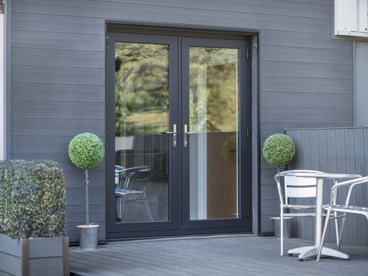 Thiết kế cửa đi mở quay 2 cánh tăng tính kết nối và thẩm mỹ cho ngôi nhà của bạn