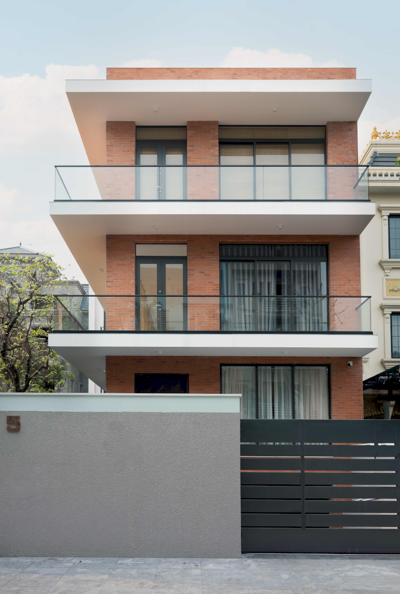 Thiết kế và màu sắc cửa nên hài hòa với phong cách tổng thể của ngôi nhà