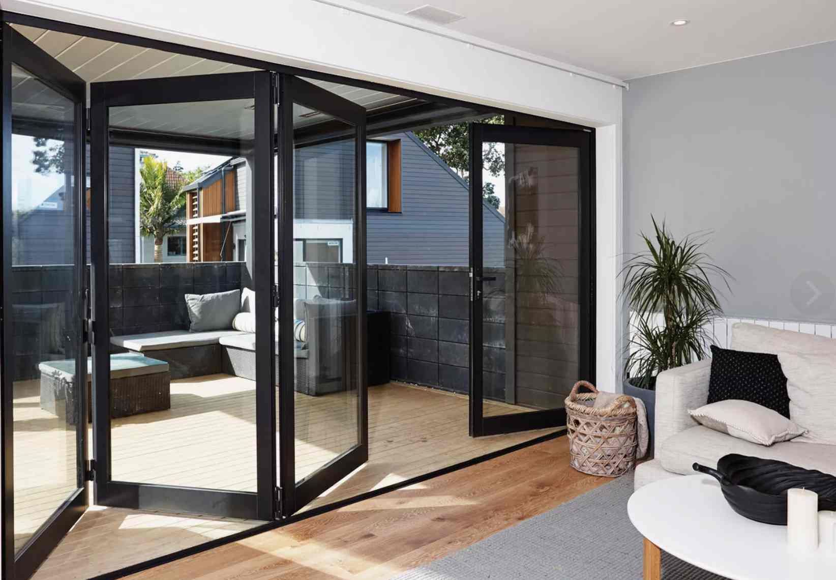 Cửa nhôm mở trượt quay giúp tận dụng tối đa chiều ngang ô tường để tạo không gian mở