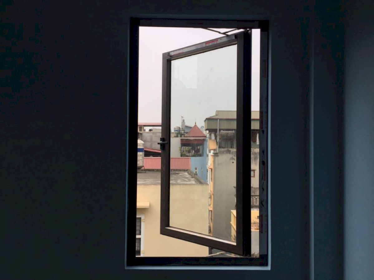 Cửa sổ khung nhôm 1 cánh mở quay đón sáng và đón gió tốt