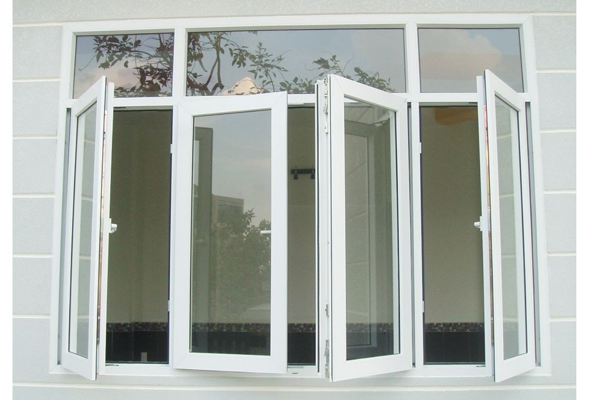 Các cánh của cửa sổ được mở hướng ra không gian bên ngoài trời