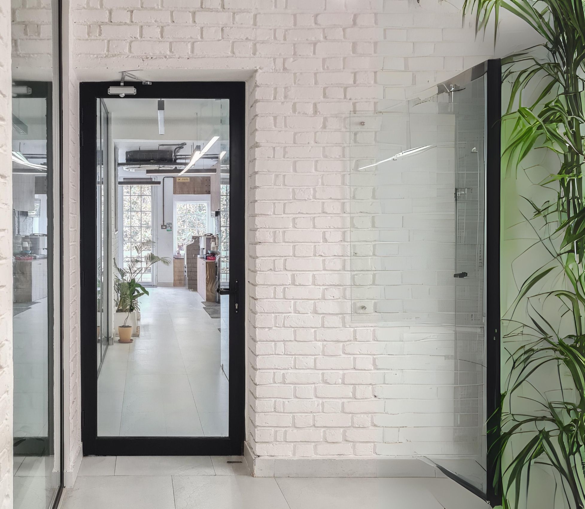Mẫu cửa nhôm mở quay bản to 1 cánh