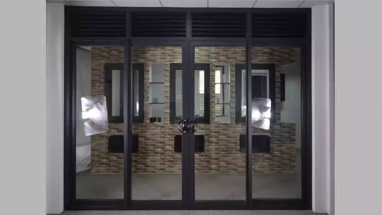 Cửa nhôm kính có ô thoáng nan chớp ở phía trên giúp tăng cường lưu thông không khí tự nhiên nhưng vẫn đảm bảo kín đáo, riêng tư