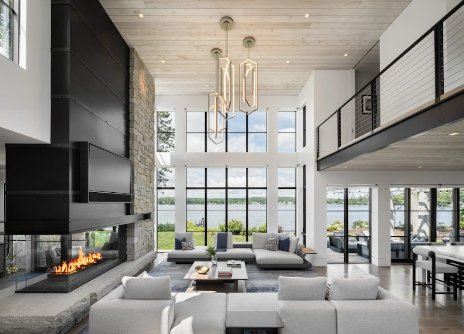 Cửa nhôm 1 cánh chia ô dọc tạo cảm giác cao ráo, thông thoáng cho căn phòng