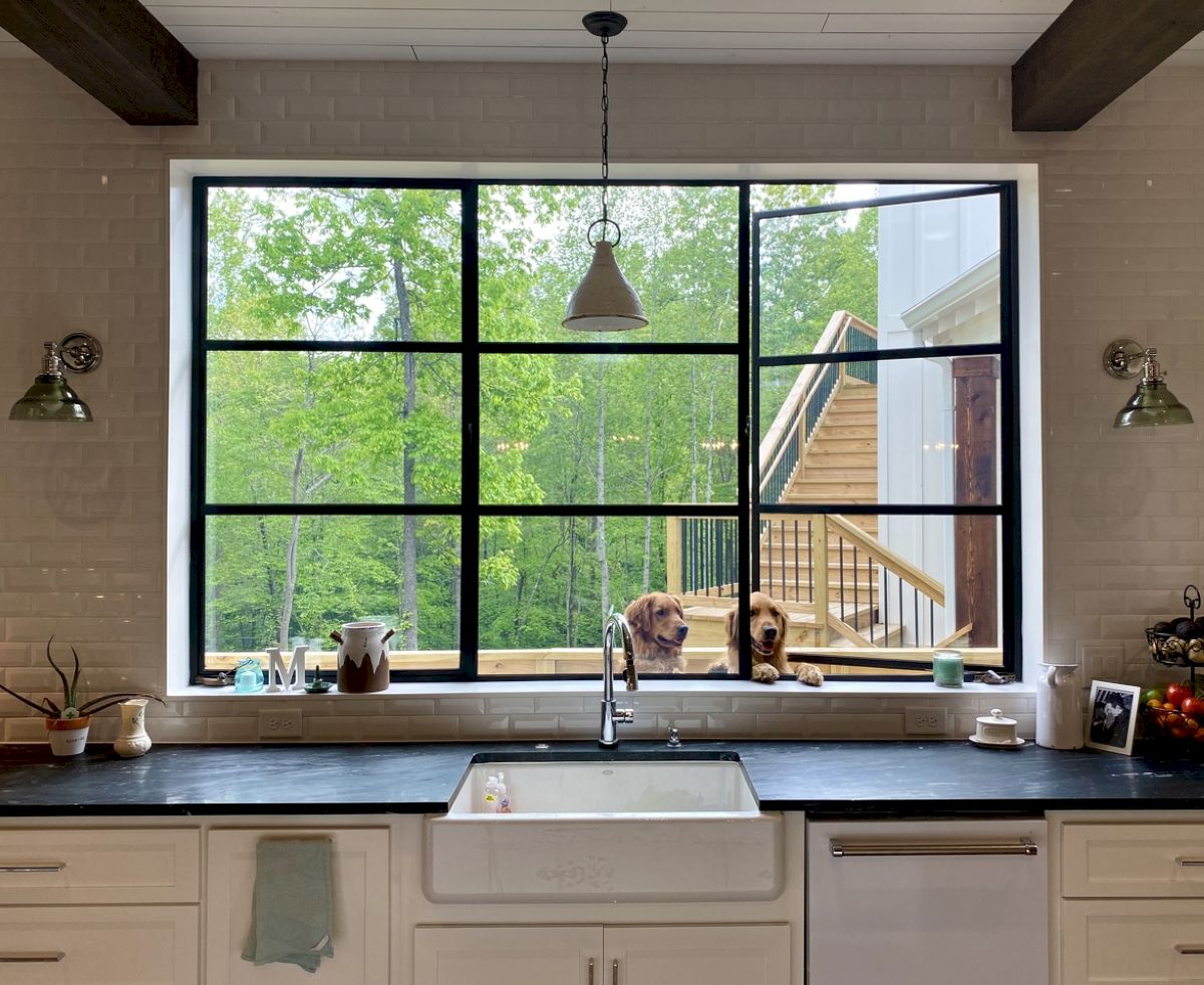 Cửa nhôm 1 cánh chia ô ngang giúp tăng cảm giác rộng rãi cho căn phòng