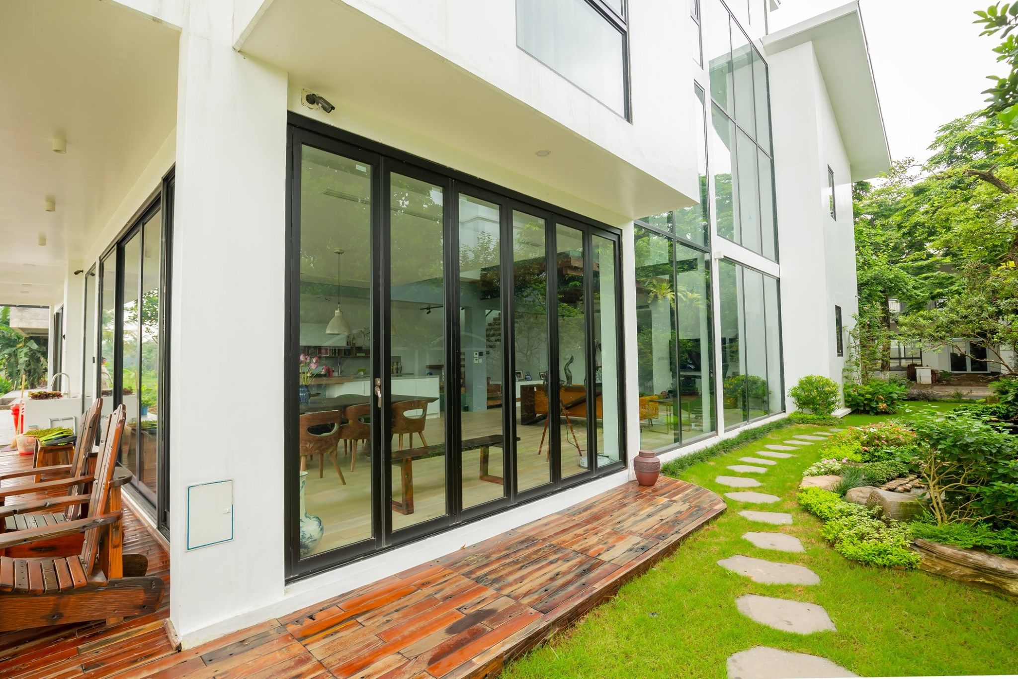 Cửa đi nhôm kính trong suốt xếp trượt TOSTEM vận hành êm ái nhờ hệ ray trượt chất lượng cao, có thể tích hợp thêm ray âm sàn và bản lề ẩn sâu bên trong