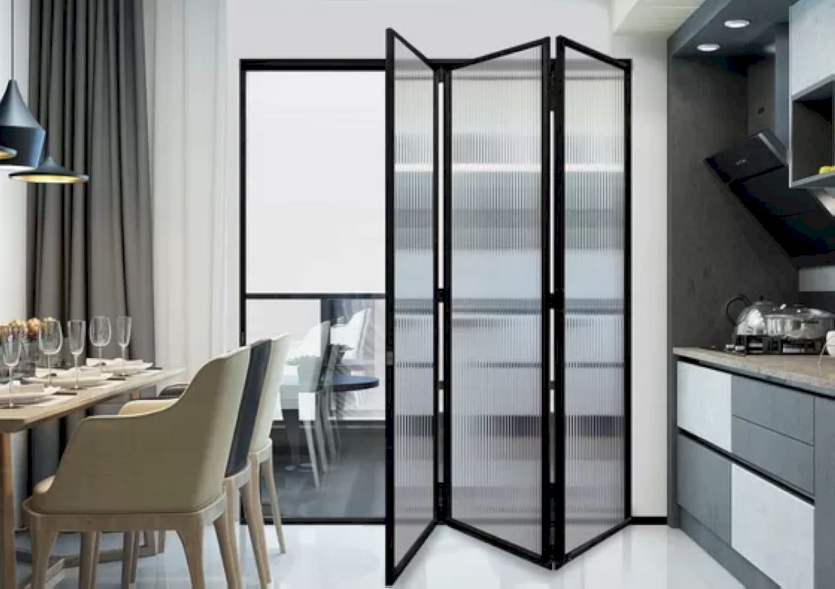 Cửa kính xếp trượt 3 cánh với kính đục che chắn tầm nhìn tốt