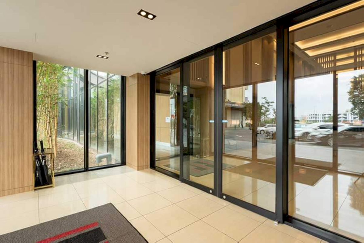 Cửa nhôm kính 1 chiều sở hữu bề mặt kính nhẵn bóng giúp lau chùi, vệ sinh nhanh chóng
