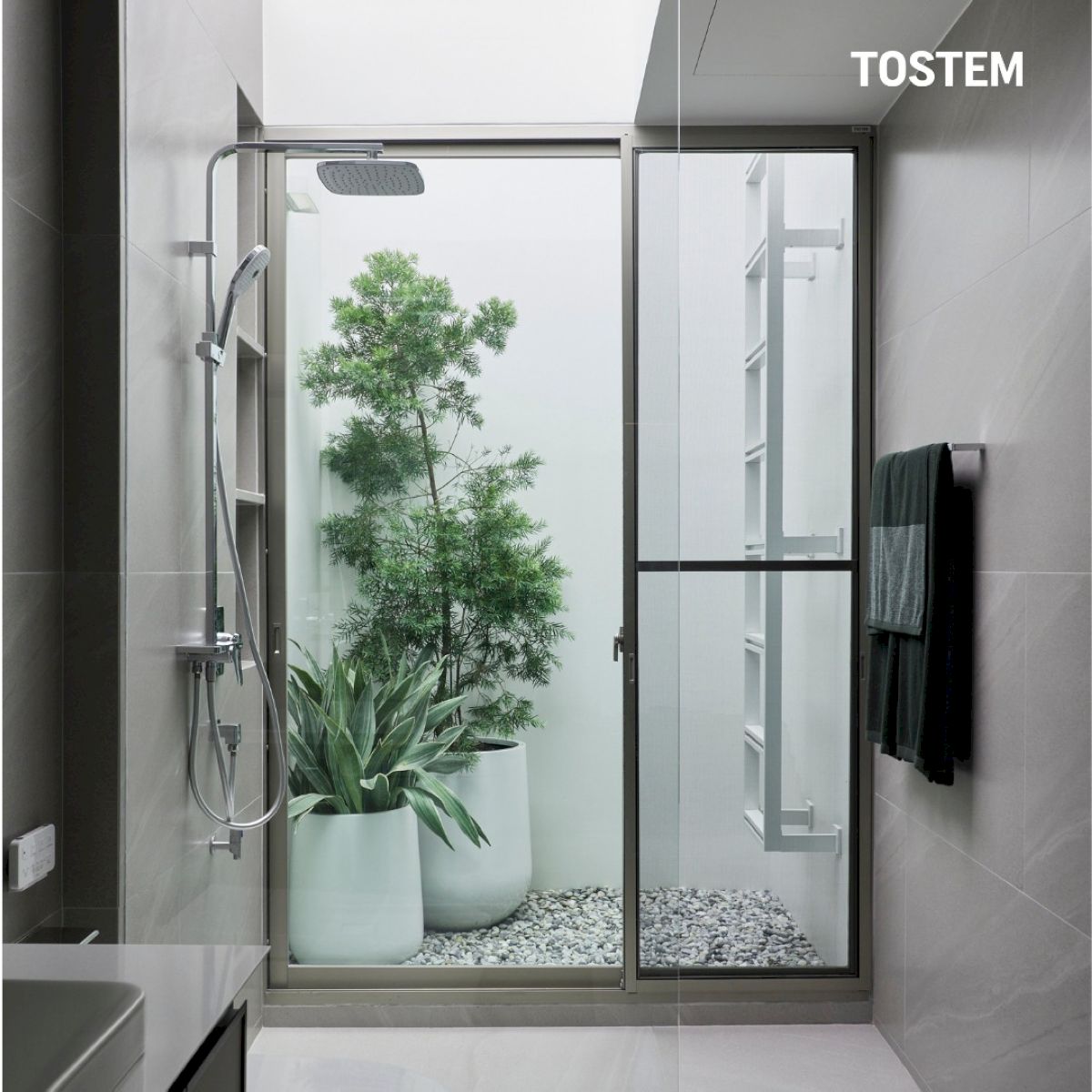 Thiết kế cửa sổ trượt TOSTEM tăng sự thông thoáng và ánh sáng tự nhiên trong phòng tắm của bạn