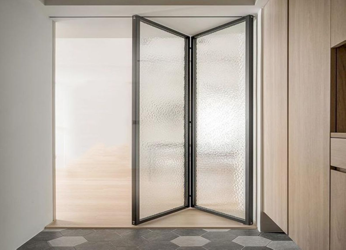 Cửa nhôm kính đục 2 cánh xếp trượt với hoạt tiết tinh tế