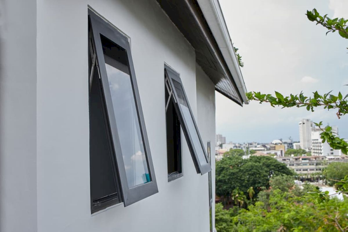Cửa sổ khung nhôm 1 cánh mở hất phù hợp với những không gian nhỏ, cần sự thoáng đãng