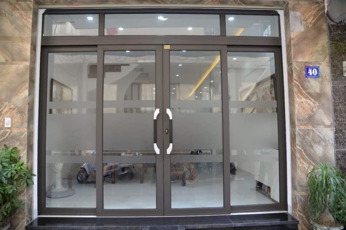 Cửa nhôm kính mờ với thiết kế trượt quay cho mặt tiền nhà ở