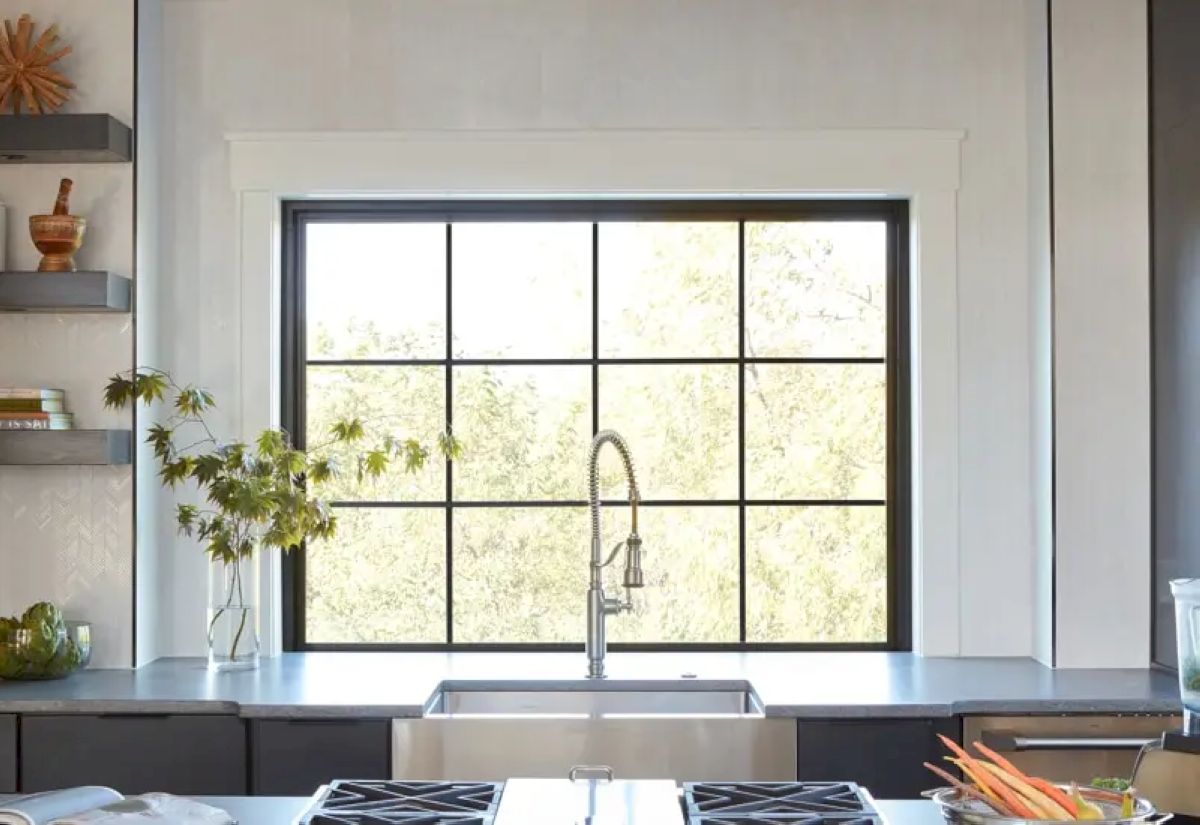 Cửa nhôm 1 cánh chia ô vuông đều cho phòng bếp thêm sang trọng