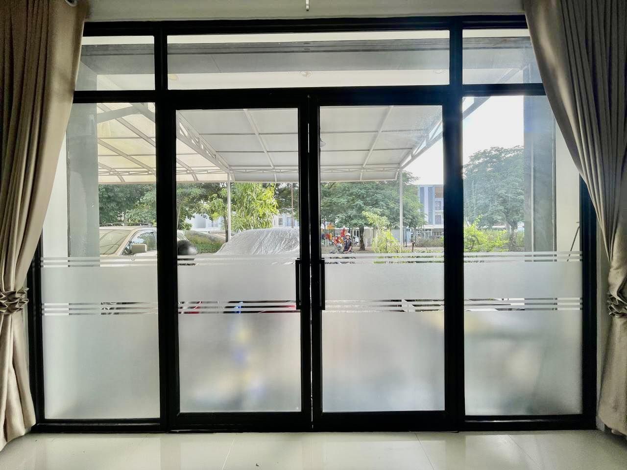 Cửa nhôm kính chia ô kiểu trượt quay được nhiều gia chủ yêu thích