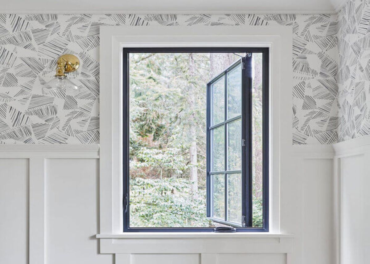 Cửa nhôm 1 cánh chia ô vuông còn giúp lấy sáng, thông gió tốt