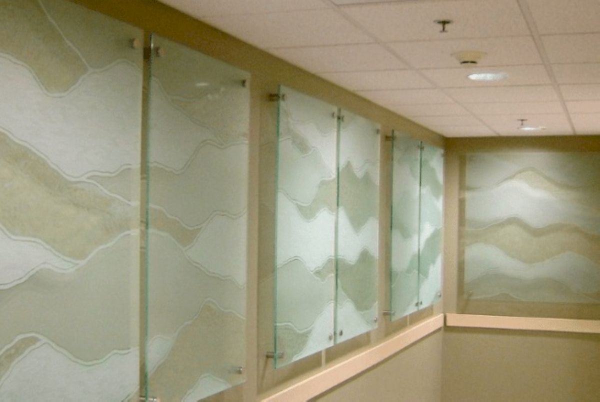 Kỹ thuật phun cát mặt kính tạo nên những hoa văn đẹp mắt, tăng tính thẩm mỹ