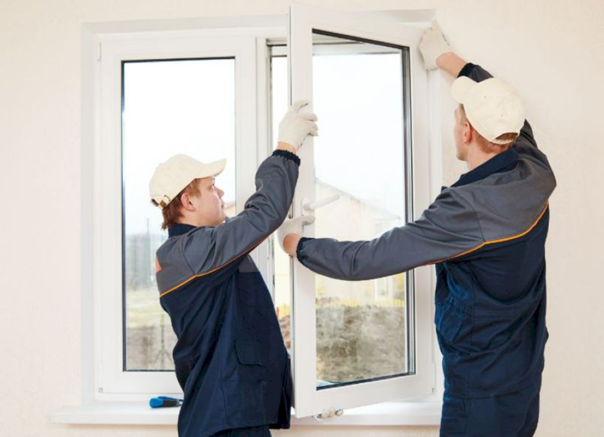 Lần lượt tháo các chốt hoặc vít cố định bản lề khung cửa mở quay