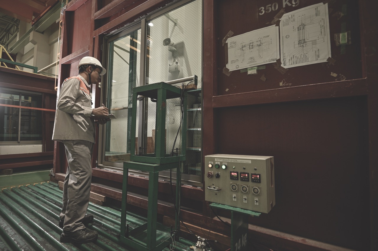 Cửa nhôm 1 cánh chia ô của TOSTEM đồng bộ quy trình sản xuất từ chi tiết cửa cho đến phụ kiện