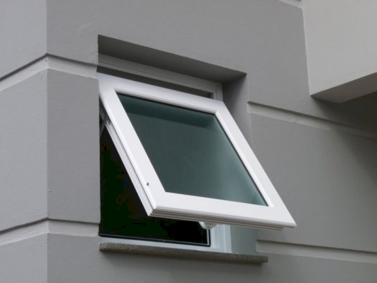 Cửa sổ mở hất kính đục là lựa chọn lý tưởng cho các tòa nhà cao tầng