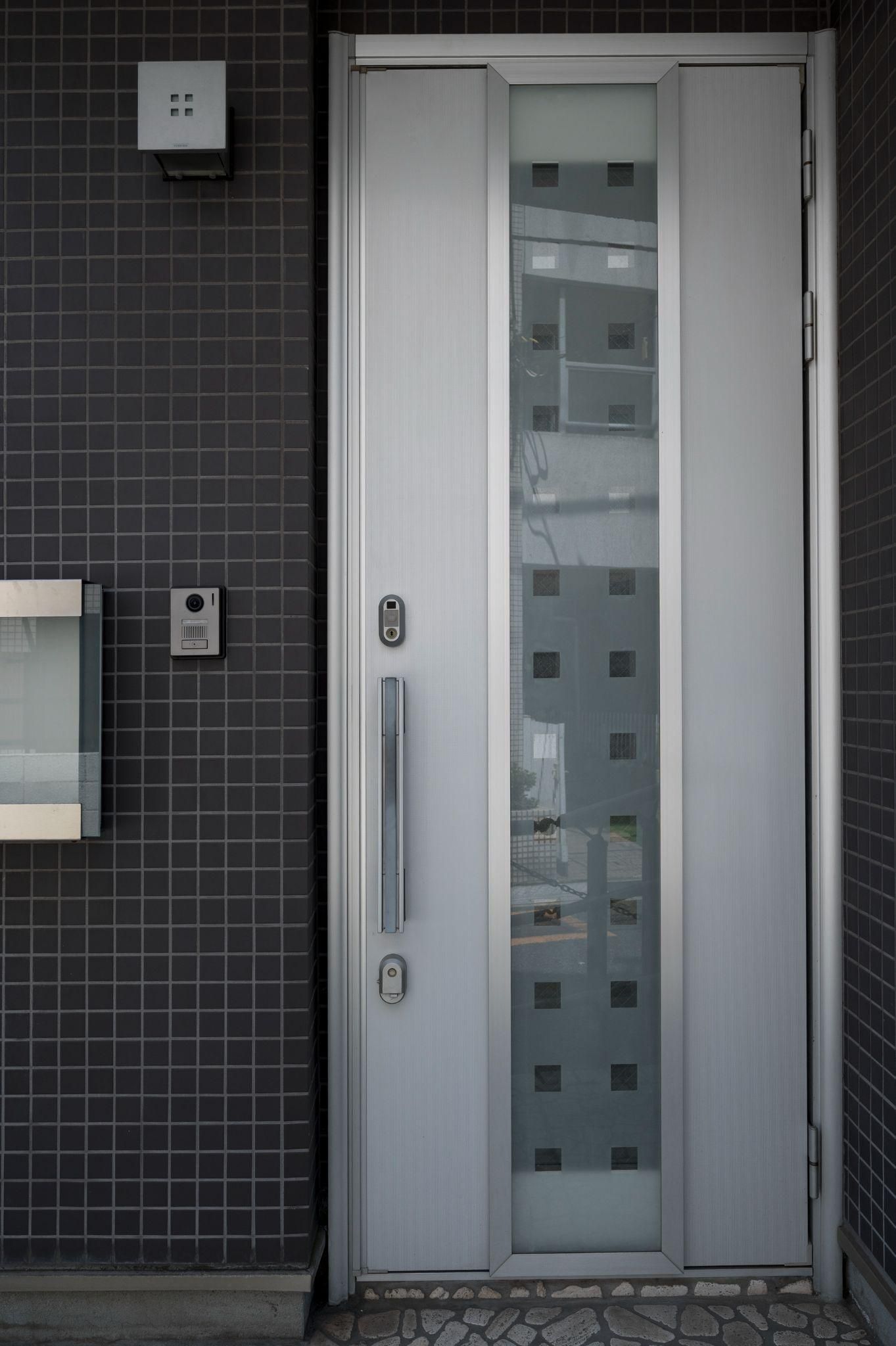 Giá cửa nhôm kính đục có thể thay đổi tùy vào kích thước, chất liệu kính, thương hiệu và phụ kiện đi kèm