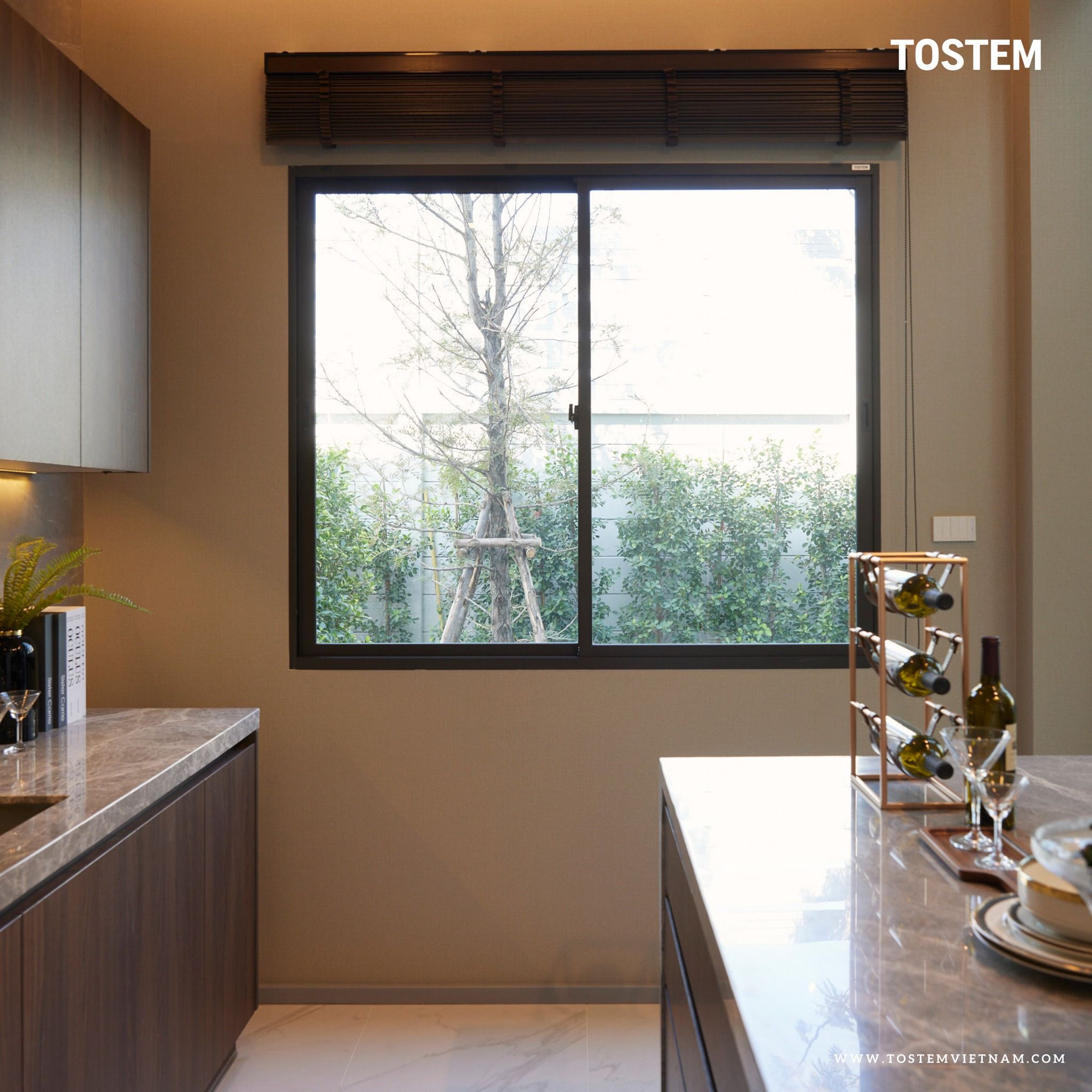 Cửa sổ lùa kính trong suốt của TOSTEM được phủ nhôm chống bám bẩn, giúp dễ vệ sinh và giữ cho cửa luôn đẹp như mới