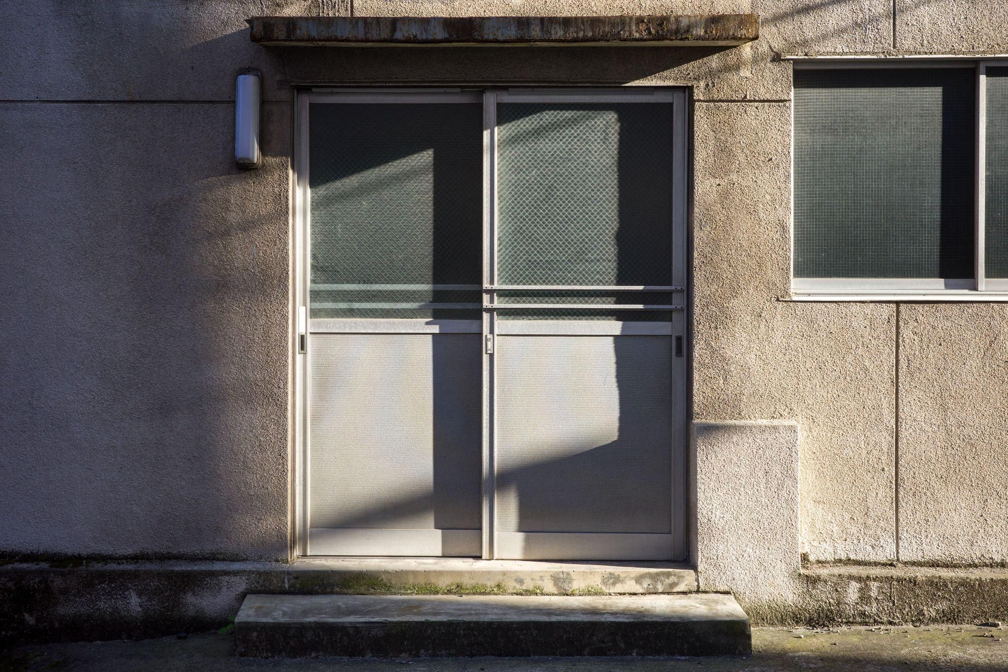 Nên lựa chọn thương hiệu uy tín để đảm bảo chất lượng của cửa nhôm kính đục