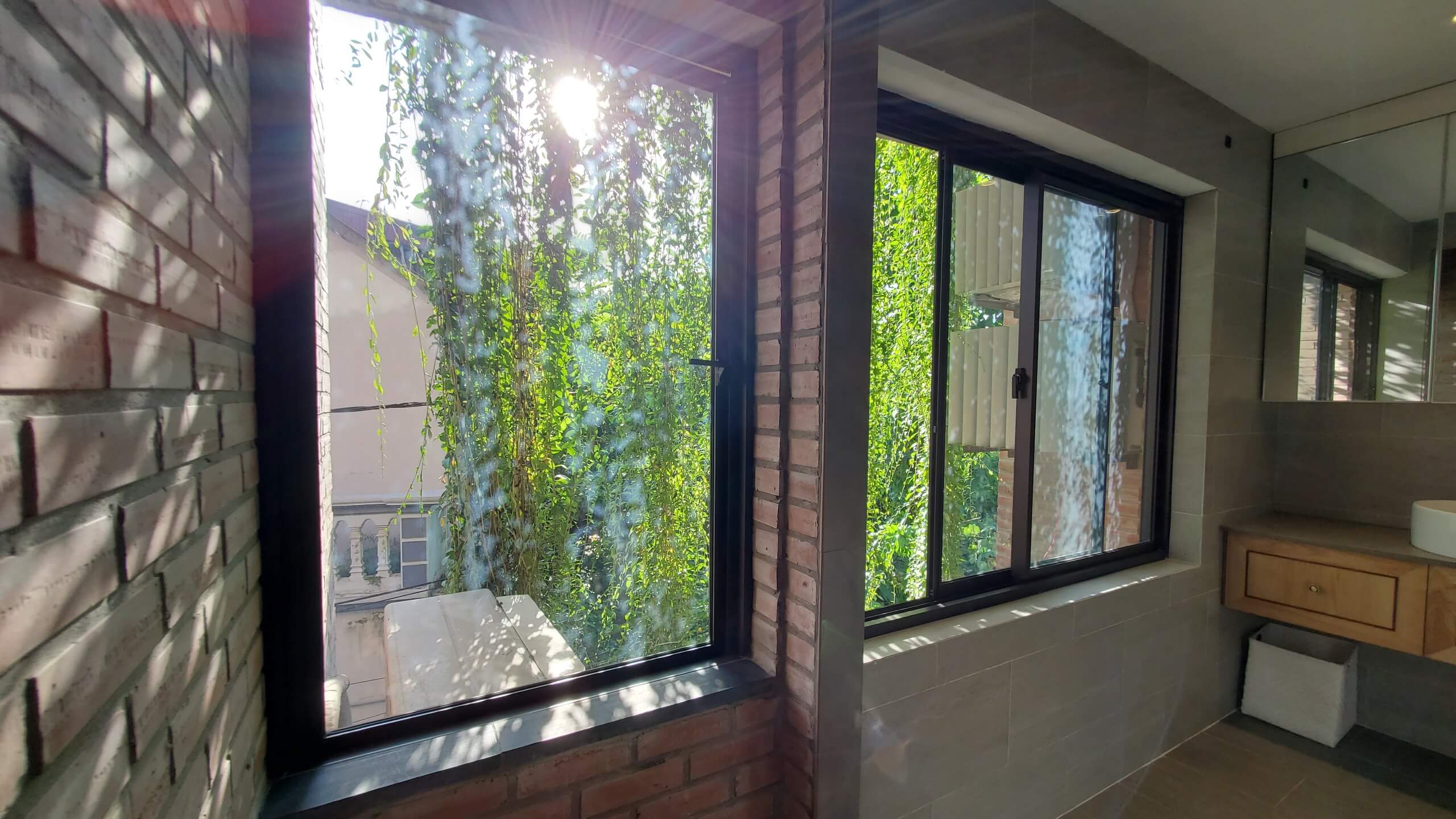 Cửa nhôm kính 1 chiều sở hữu nhiều ưu điểm vượt trội