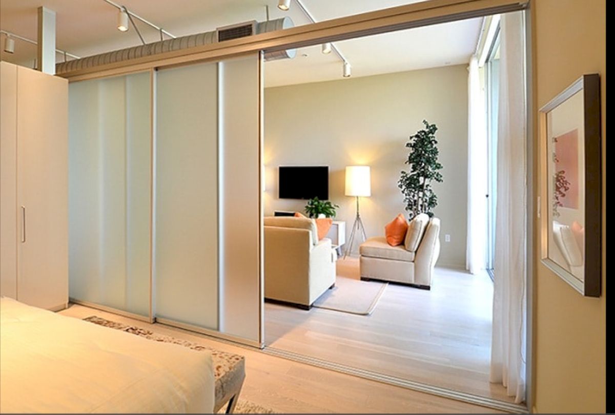 Cửa nhôm kính đục được sử dụng làm vách ngăn giữa phòng ngủ và phòng khách