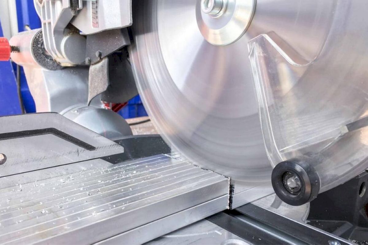 Thực hiện cắt thanh nhôm theo số đo chính xác của bộ cửa