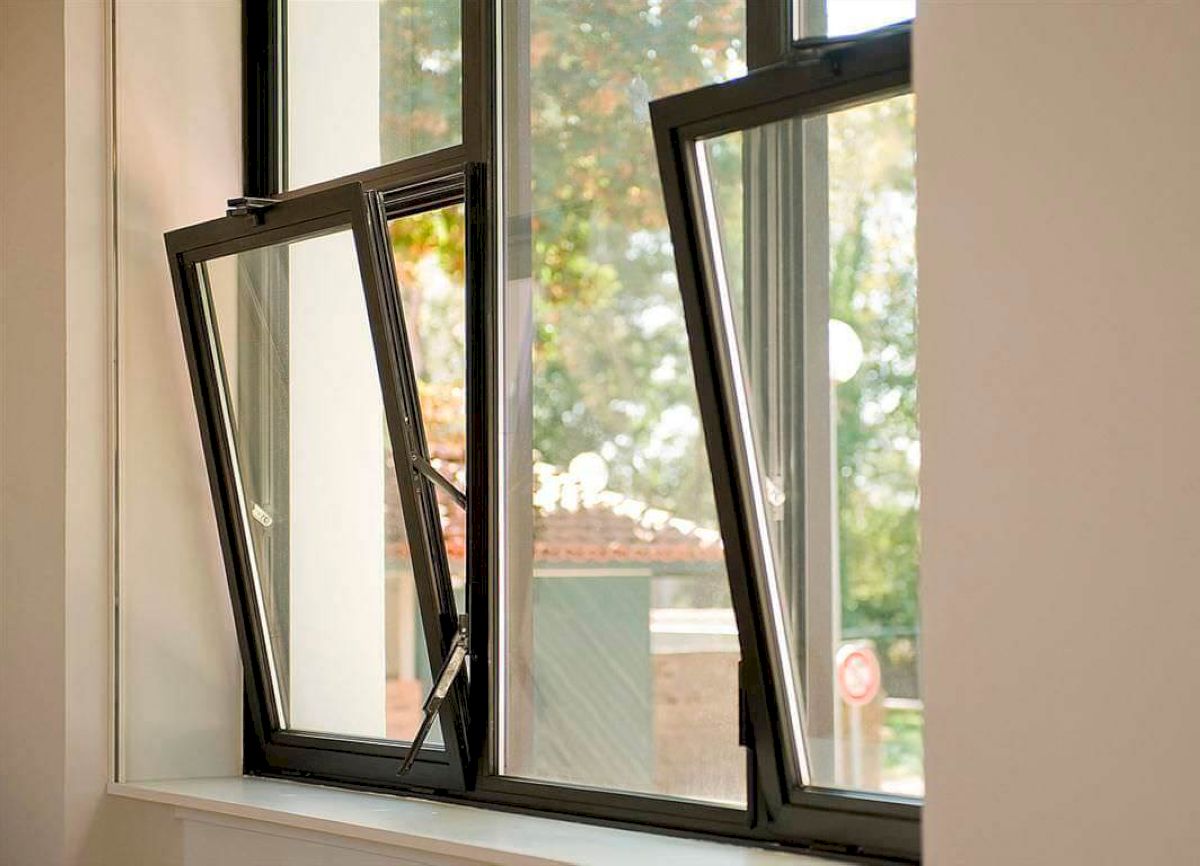 Cửa sổ nhôm kính trong suốt mở hất là giải pháp lý tưởng rất cho nhà phố, căn hộ chung cư, phòng tắm