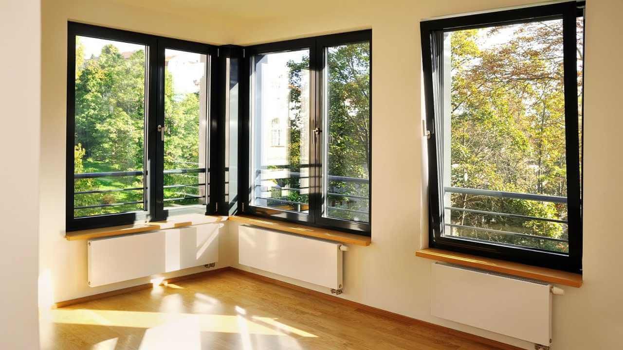 Cửa sổ nhôm kính trong suốt mang nét đẹp hiện đại, thanh lịch, phù hợp với nhiều phong cách kiến trúc