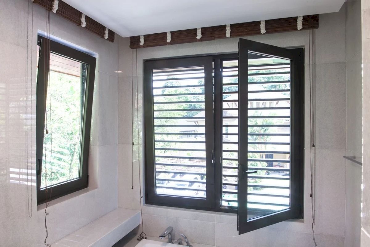 Cánh cửa mở quay và lật vào trong giúp người dùng dễ dàng vệ sinh cánh cửa