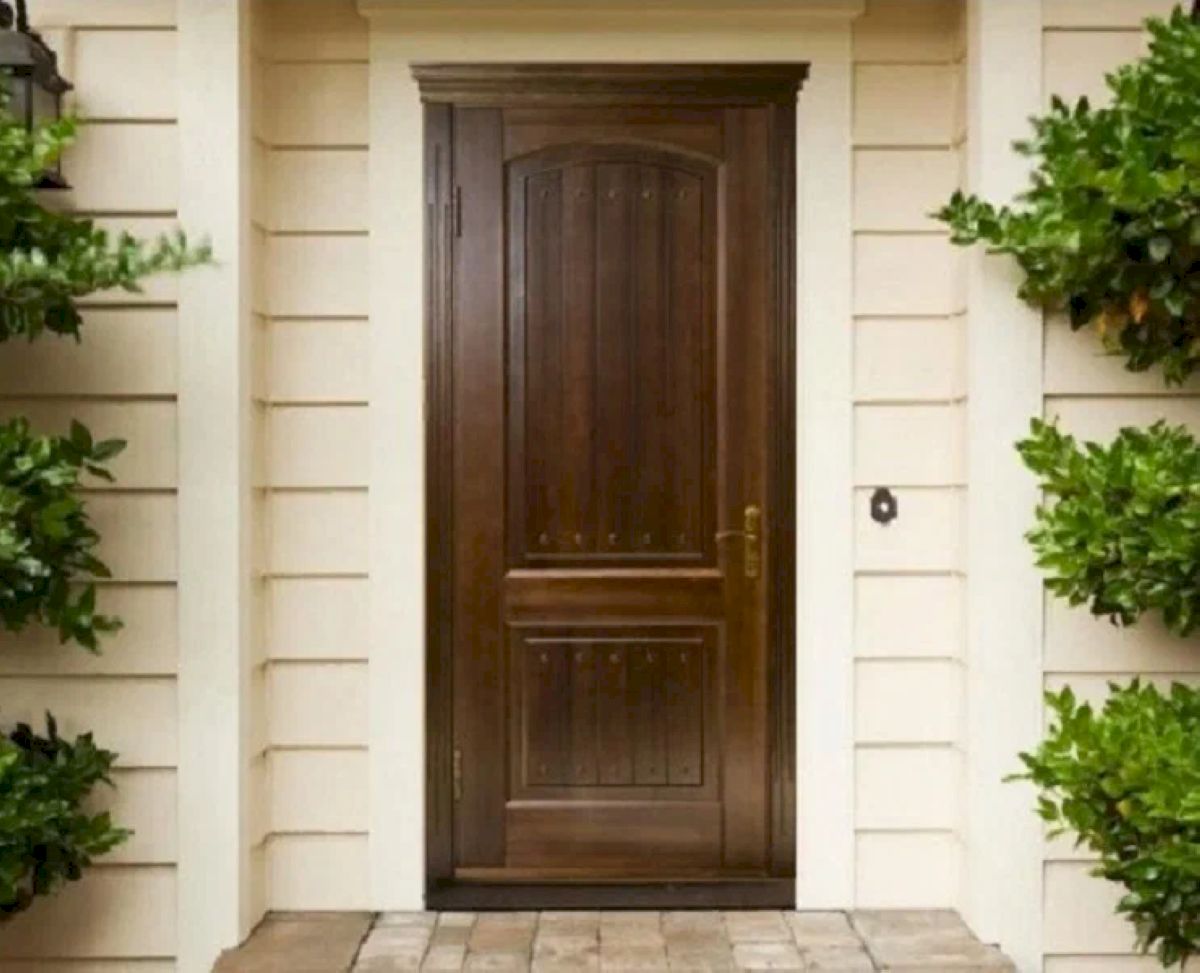 Cửa chính 1 cánh mở quay chất liệu gỗ đẹp, cao và rộng, tạo điểm nhấn cho mặt tiền