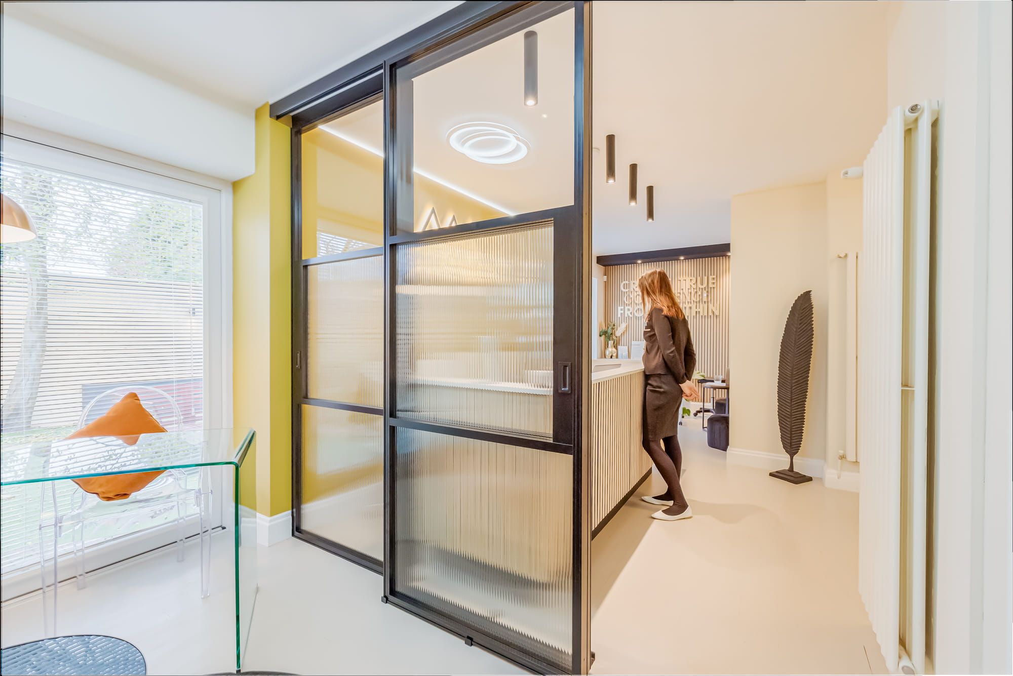 Cửa đi khung nhôm 1 cánh mở lùa giúp tiết kiệm diện tích tối đa