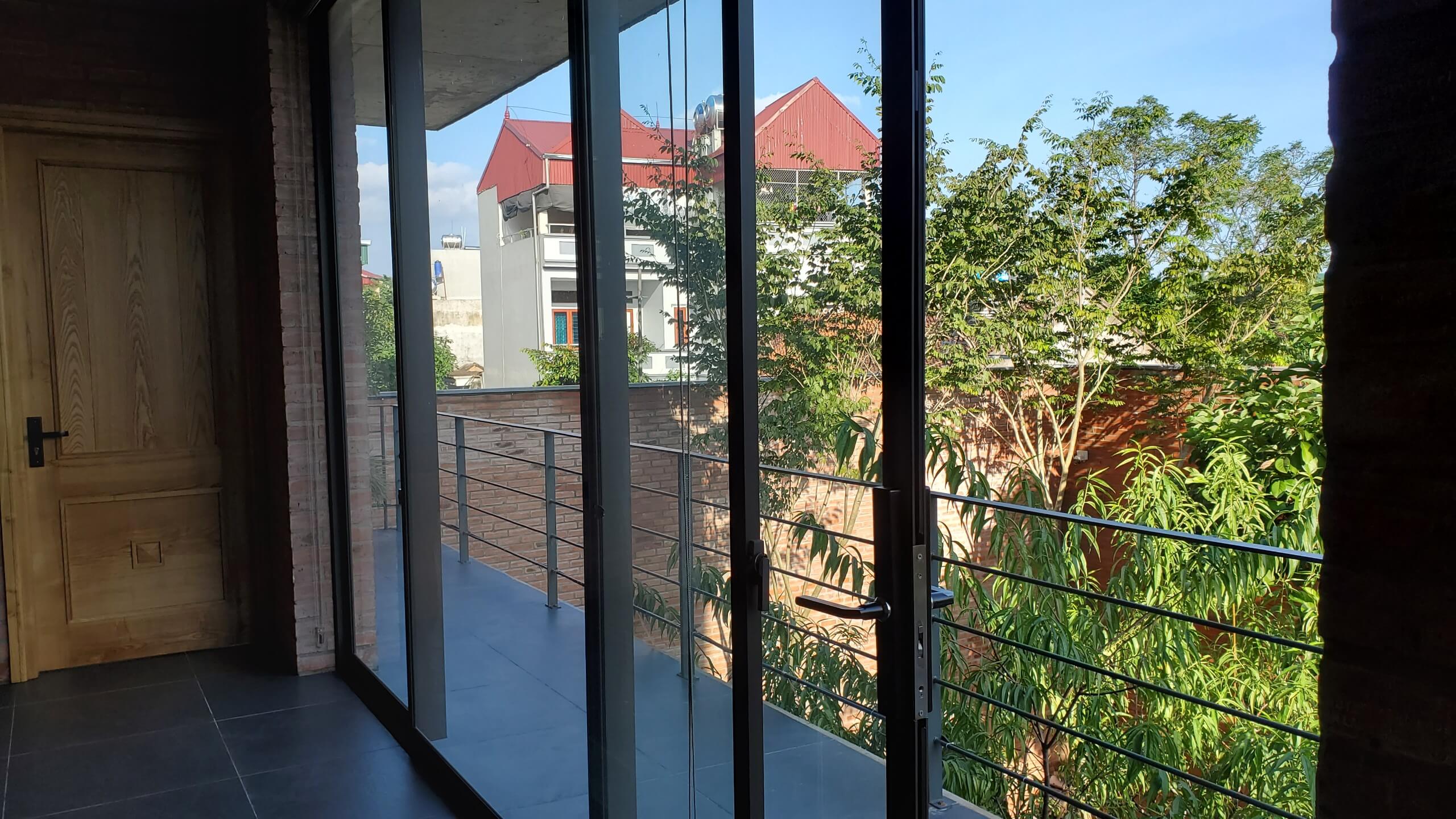Cửa nhôm kính 1 chiều có mức giá hợp lý, phải chăng