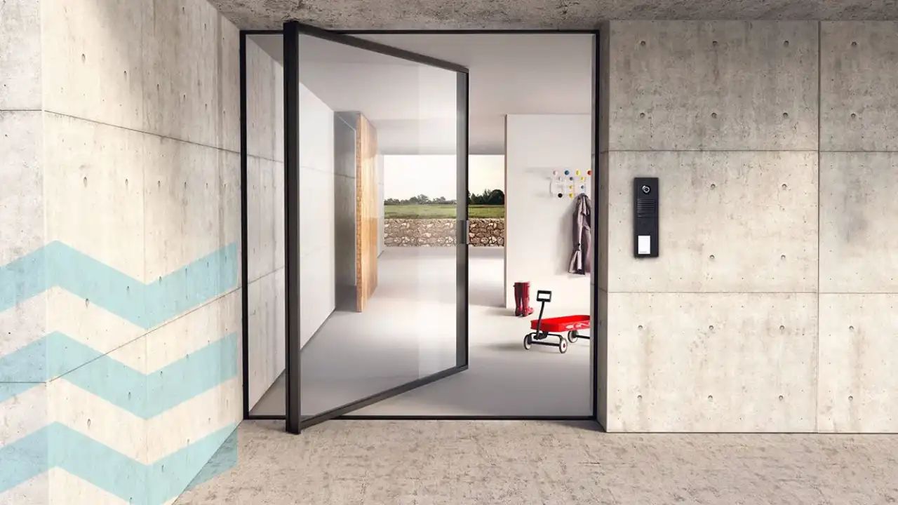 Cửa nhôm kính trong suốt mở quay 1 cánh giúp tối ưu diện tích cho không gian nhỏ