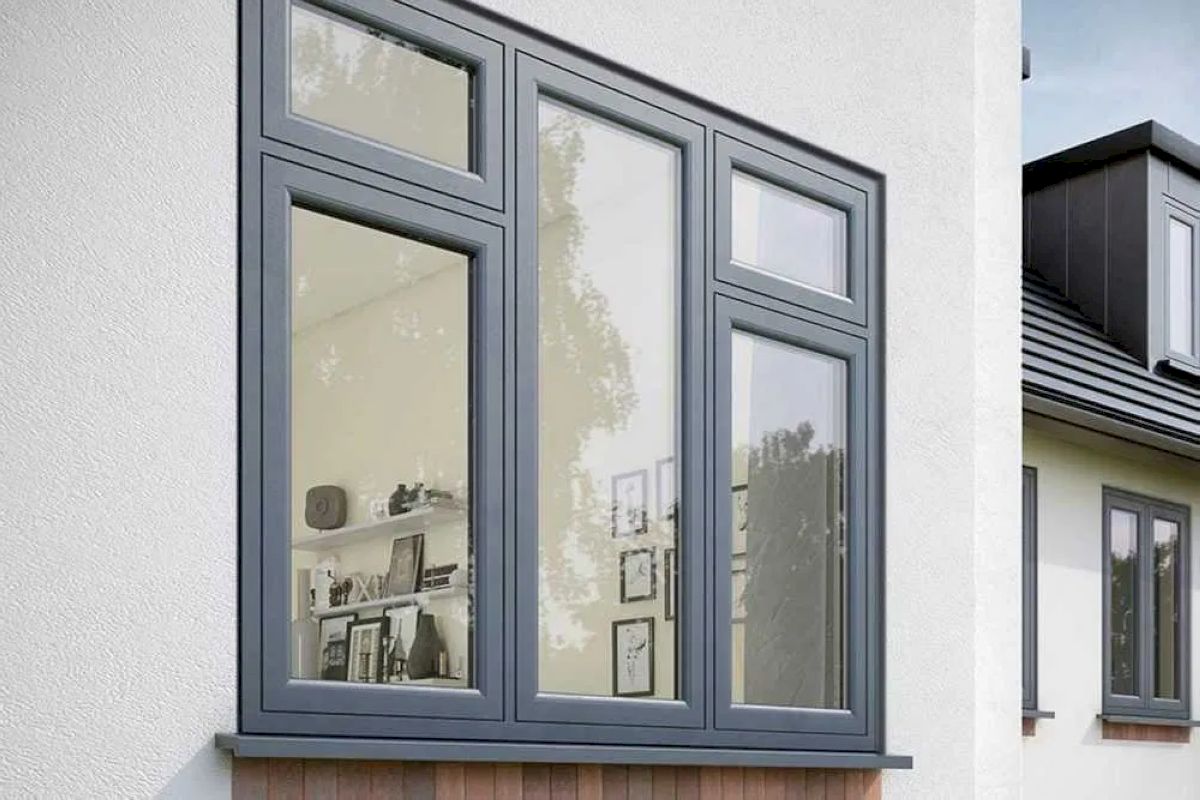 Sự kết hợp giữa kính trong suốt và ô thoáng cố định giúp tận dụng tối đa ánh sáng tự nhiên vào bên trong nhà