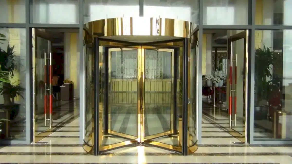 Thiết kế cửa nhôm kính cong sang trong tại sảnh tòa nhà văn phòng