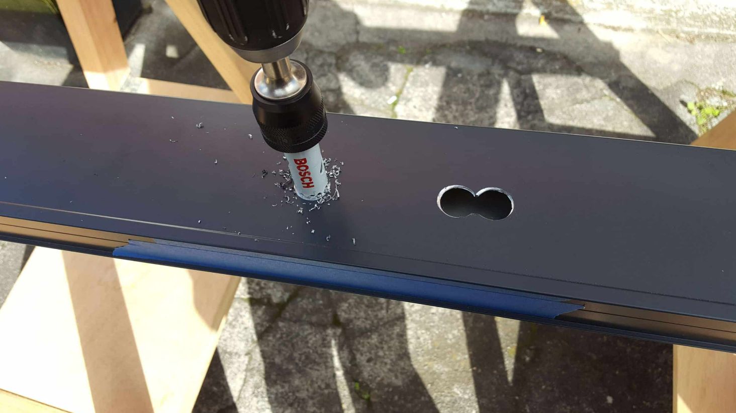 Khoan các lỗ khóa lên thanh nhôm