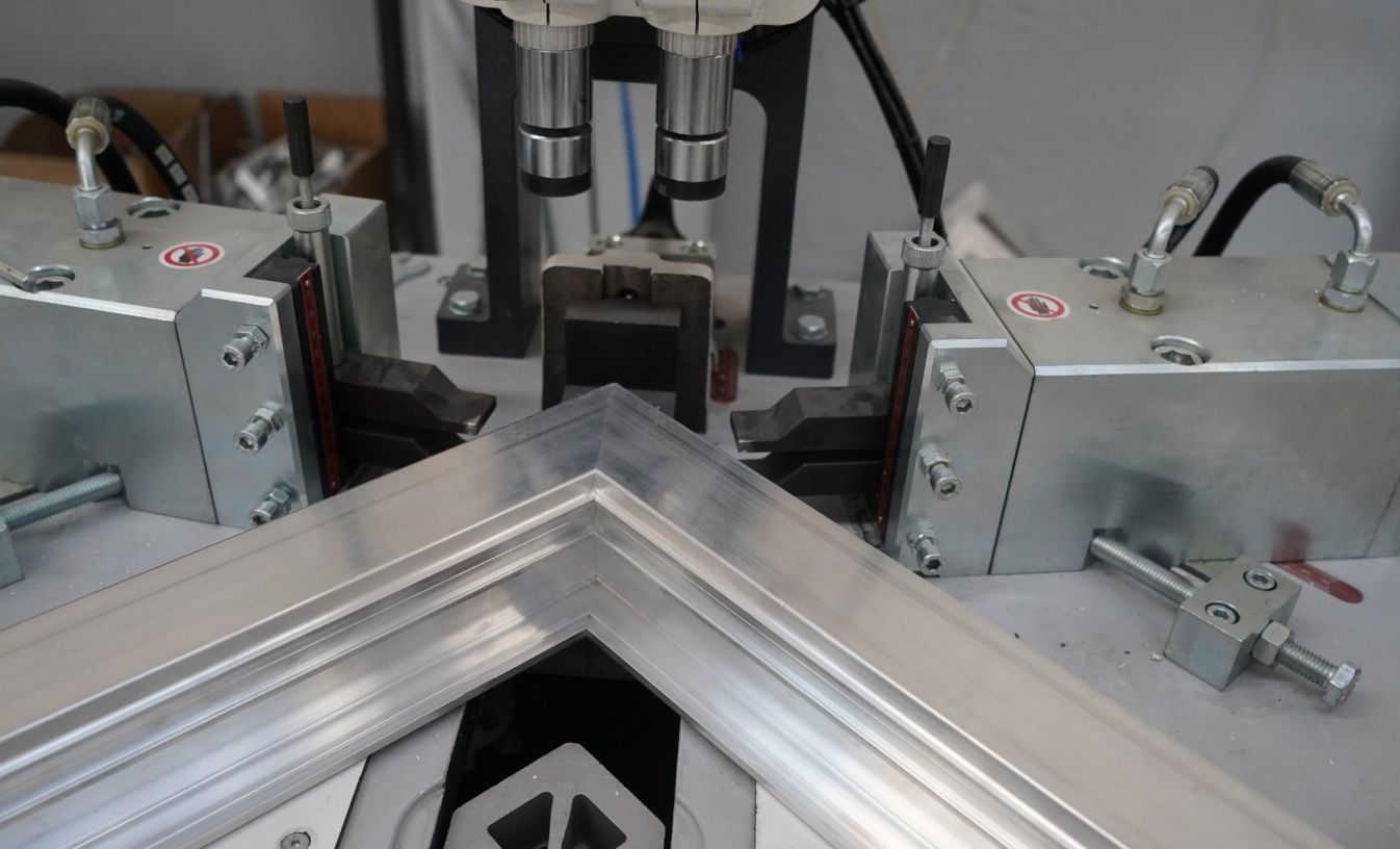 Cần sử dụng máy ép góc khung nhôm để cấu trúc cửa được chắc chắn và kín kít tối đa