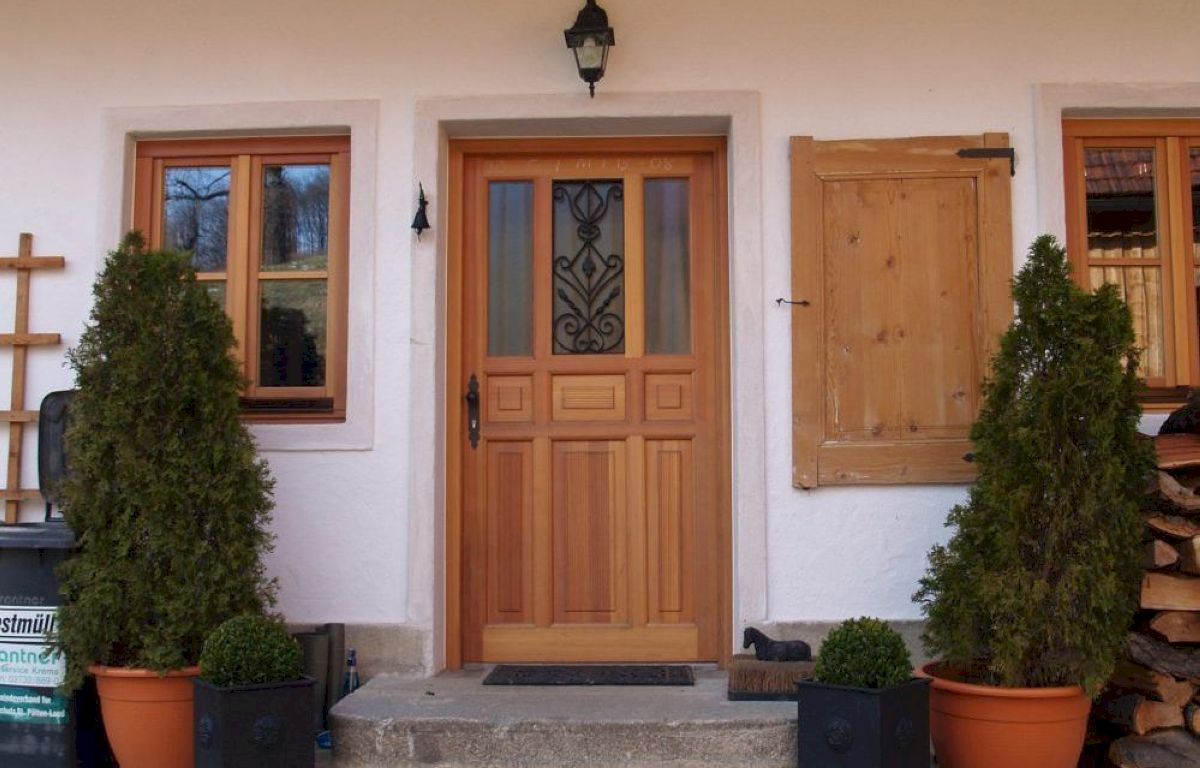 Kích thước cửa chính 1 cánh lớn kết hợp cùng ô kính