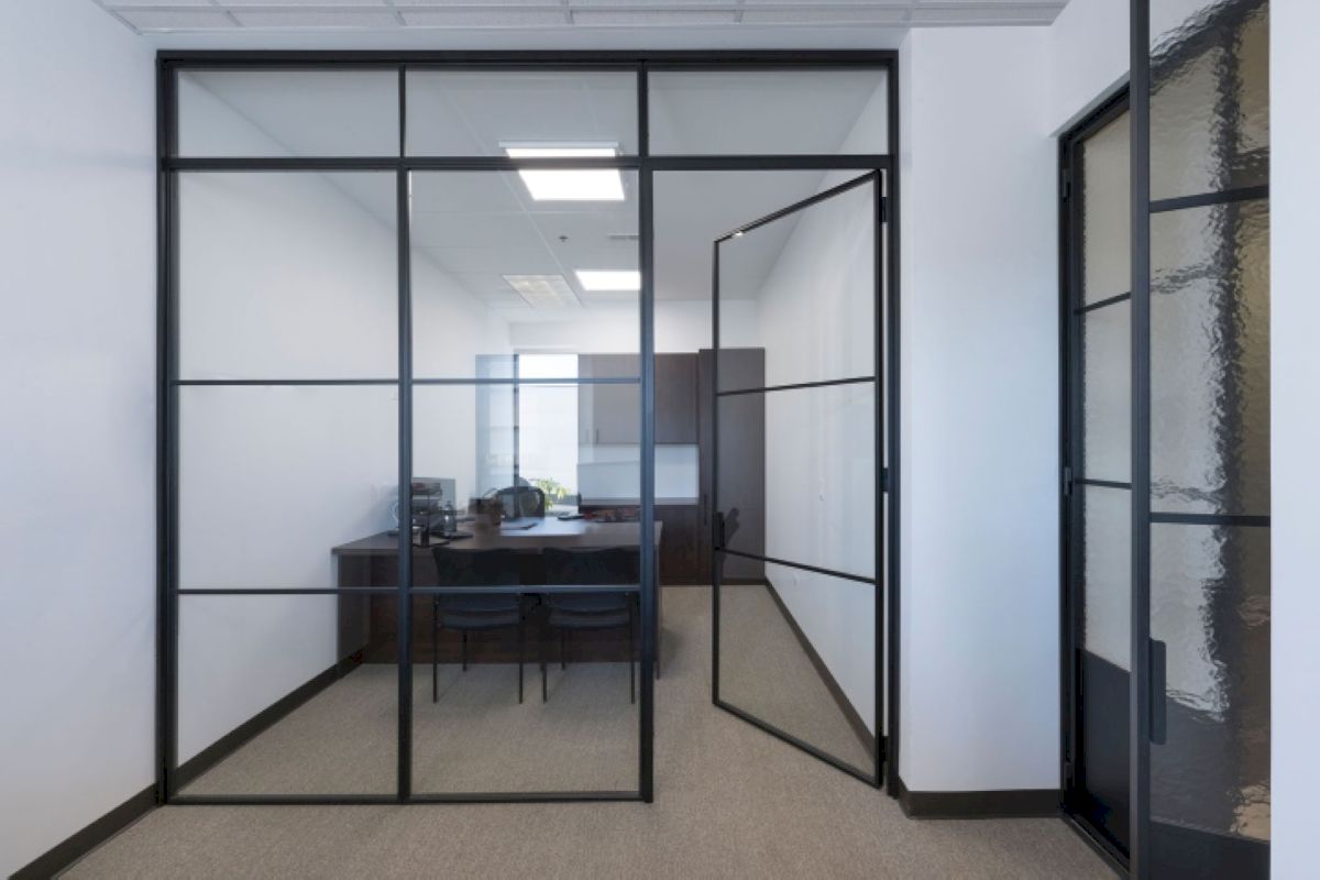 Cửa đi khung nhôm 1 cánh mở quay có độ kín khít cao