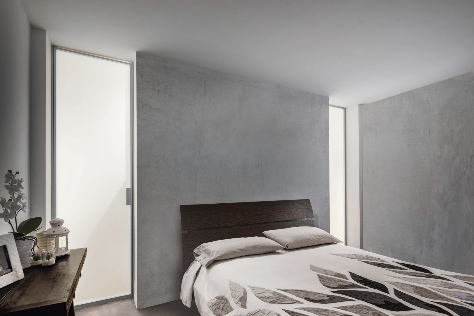 Mẫu cửa kính đục khung nhôm quay 1 cánh đảm bảo riêng tư cho phòng ngủ