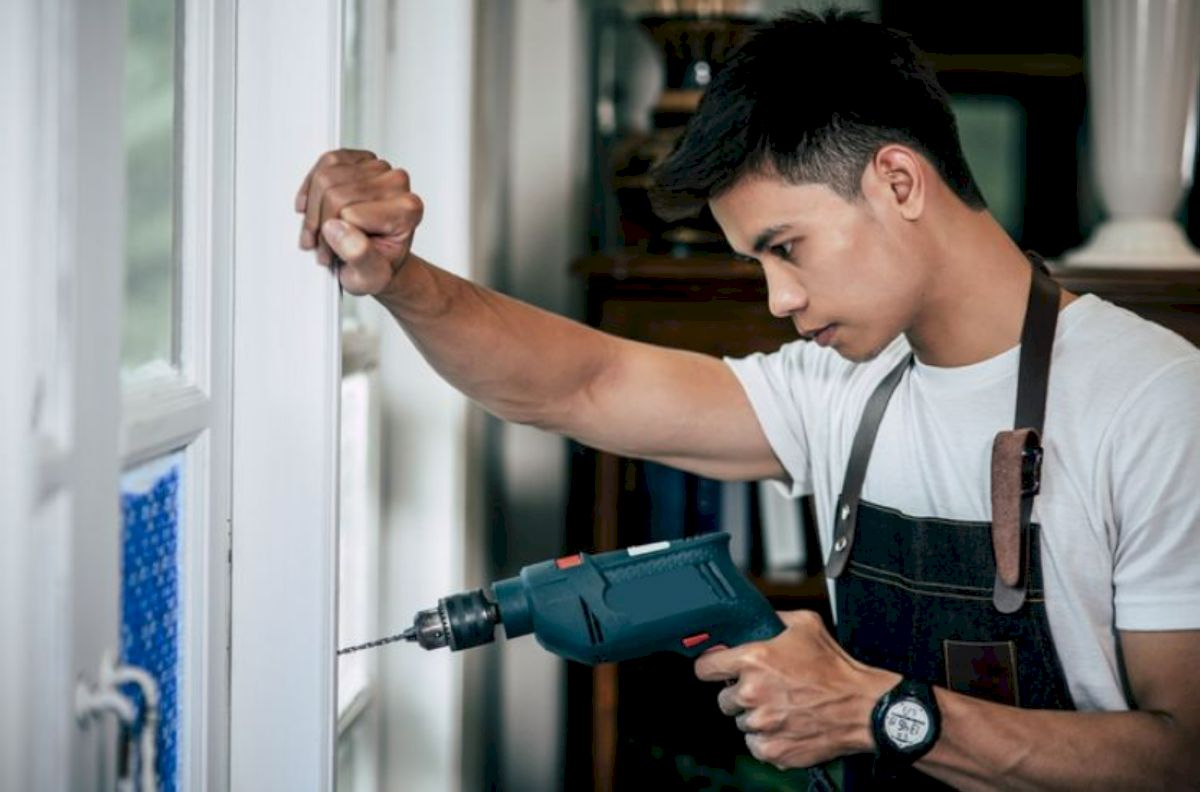 Có khá nhiều khó khăn và rủi ro khi thực hiện tháo lắp và sửa chữa cửa nhôm kính thủ công