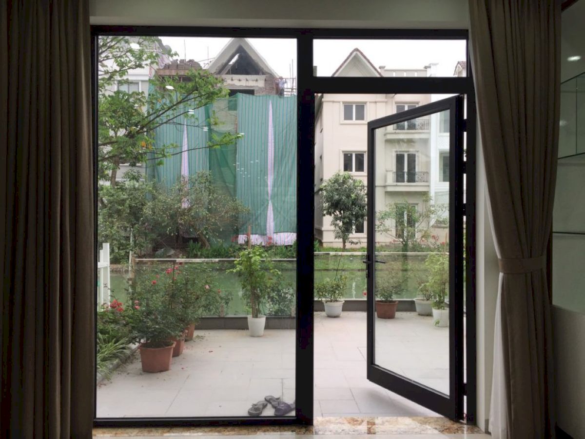 Cửa đi khung nhôm 1 cánh mở quay cách âm tốt, hạn chế tối đa bụi bẩn xâm nhập
